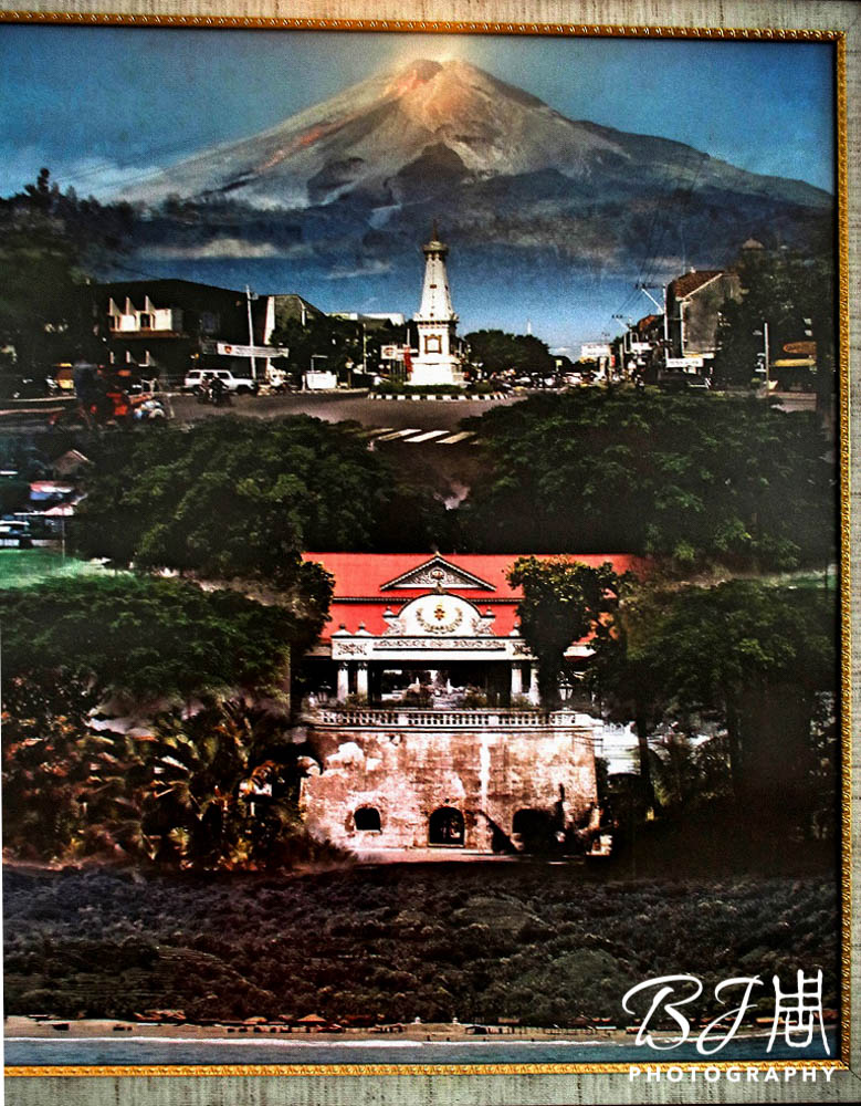 日惹王宮的一幅圖像，可以看見從南往北的印度洋→王室狩獵區→王宮→日惹紀念碑→默拉皮火山成一軸線。
