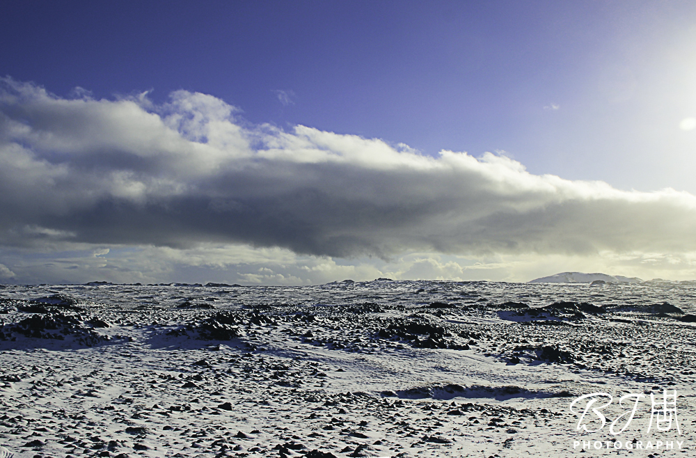 這就是典型的熔岩原，雖然被雪覆蓋，不難看出黑色熔岩