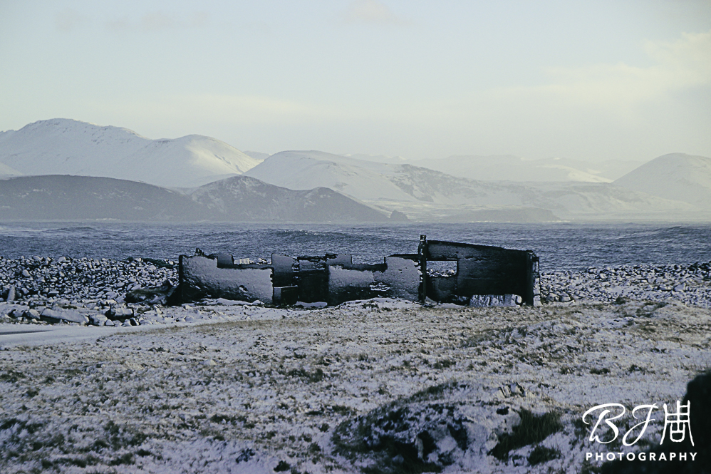 海灘上還有從前漁民工作、儲藏和居住的廢棄建築遺跡
